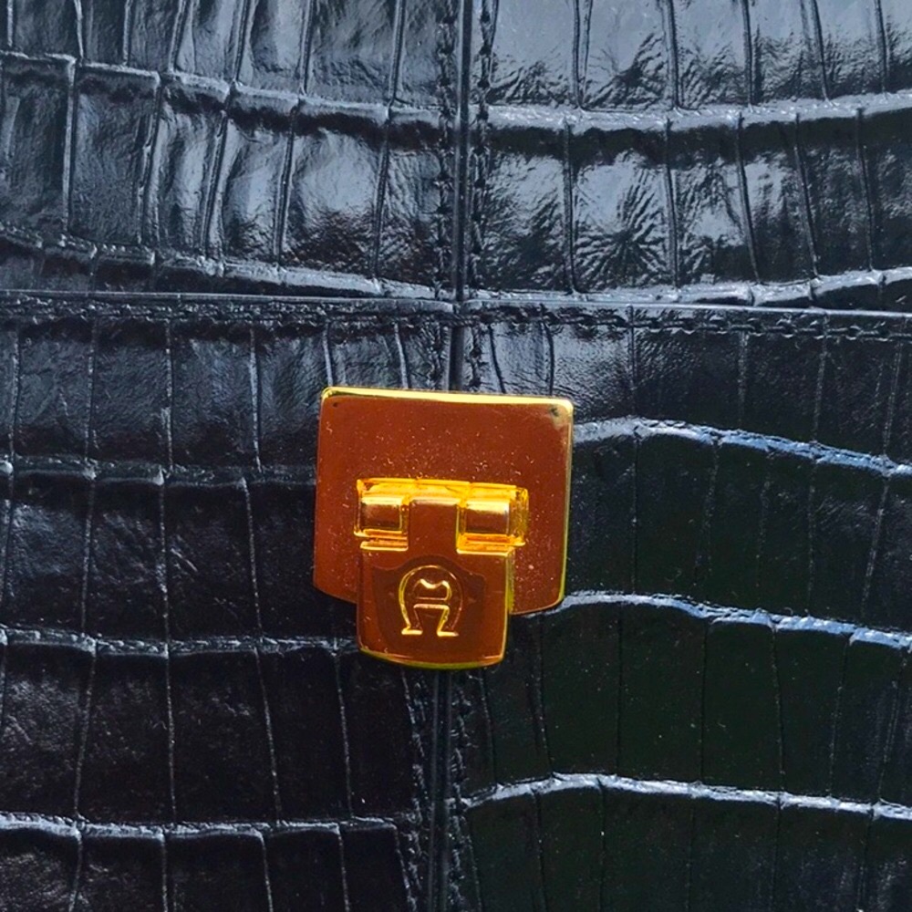 Vintage Etienne Aigner Black Leather Shoulder Bag with Textured Finish - Picture 3 of 16